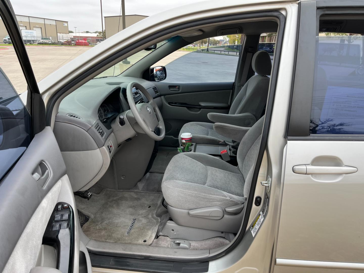 2005 SILVER /gray Toyota Sienna LE - 7 Passenger Seating (5TDZA23C75S) with an 3.3L V6 DOHC 24V engine, 5-Speed Automatic Overdrive transmission, located at 14700 Tomball Parkway 249, Houston, TX, 77086, (281) 444-2200, 29.928619, -95.504074 - Photo#8